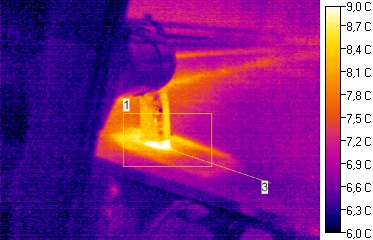 Thermografie des aus Metallrohr gefertigten Entwässerungsablauf